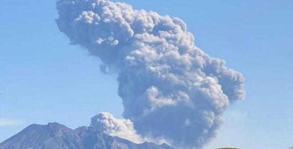 日本火山噴發煙柱高2400米